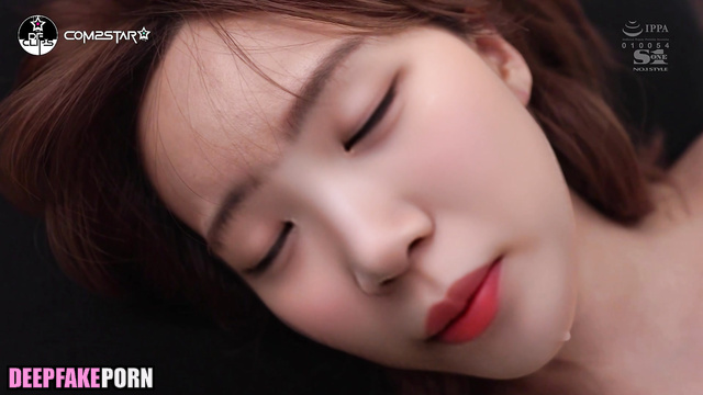 Fake Chaewon having fun on the table - アイズワン セックステープ [PREMIUM]