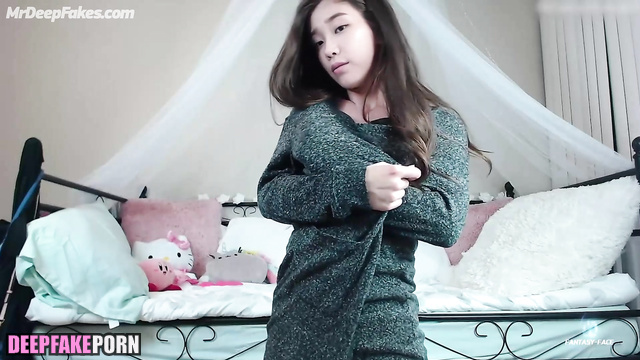 Sex solo scene of wonderful IU (아이유) exploring new sex toy 섹스 장면