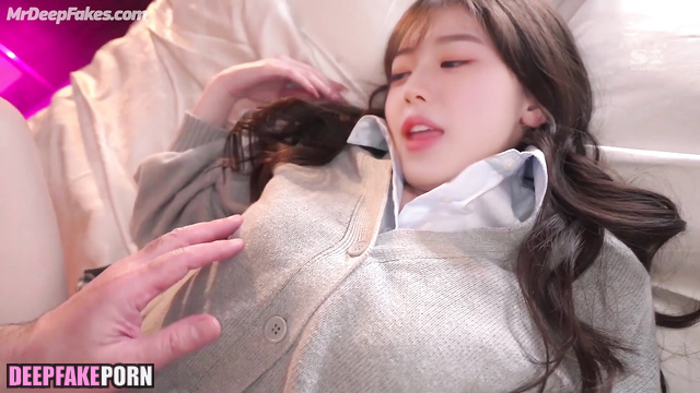 Ugly old fart licking her cute toes, Wonyoung fakeapp (アイヴ セレブのセックス)