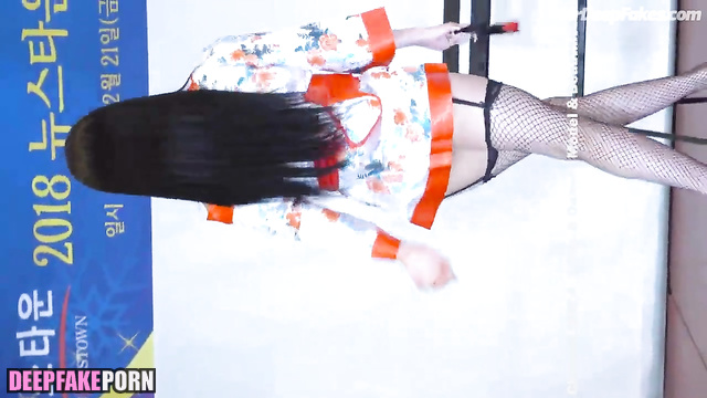 Fake Peng Liyuan in erotic costume is dancing on stage // 彭丽媛 智能換臉