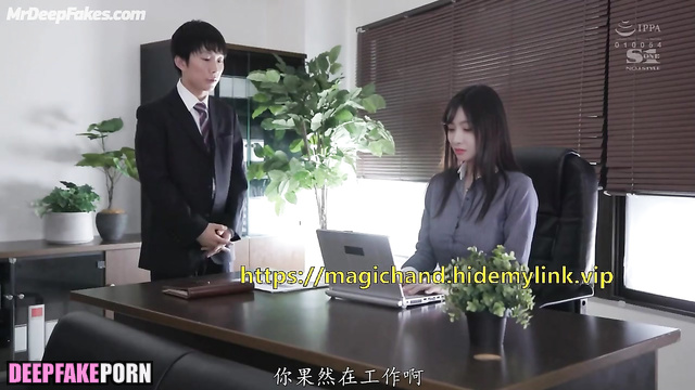 Victoria Song allowed a staff member to touch her breasts (宋茜 假应用程序)