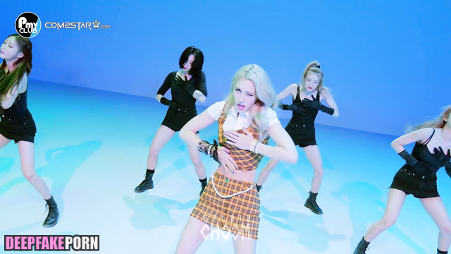 Blonde enjoying big cock in mouth, Somi (전소미 아이오아이) face swap [PREMIUM]