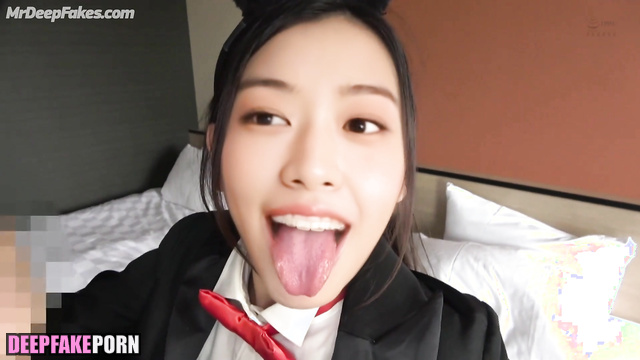Hot brunette sucking and licking his tongue / Yujin fakeapp アイズワン フェイクポルノ