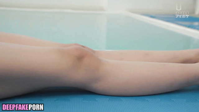 Erotic video (中国人) of Chinese star 古力娜扎 Gulinazha next to the pool