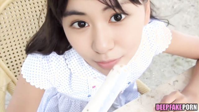 Look, how she will suck a banana / Wanyang Douyin (宛央抖音网 智能換臉) real fake