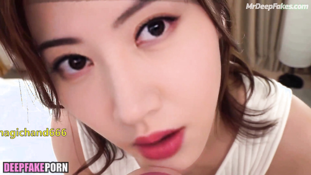 Chinese star sucking his chin and lips / Jing Tian (景甜 充满激情的性爱)