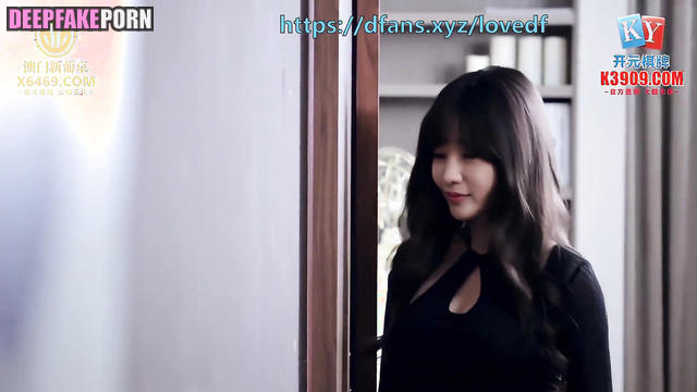 Famous whore is going to suck his cock / Liu Yan (柳岩 充满激情的性爱) face swap