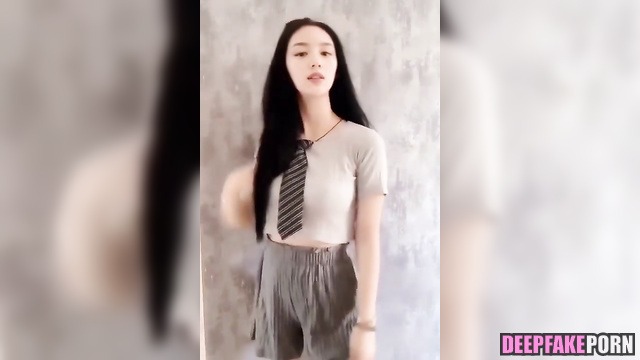 Fake Zhou Ye dances in short video