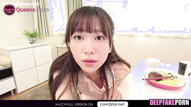 Babe masturbating and smiling at the kitchen / Yui Aragaki あらがき ゆい ヌード ai