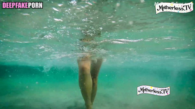 Happy naked asian girl running along the ocean / Jennie (제니 블랙핑크) fakeapp