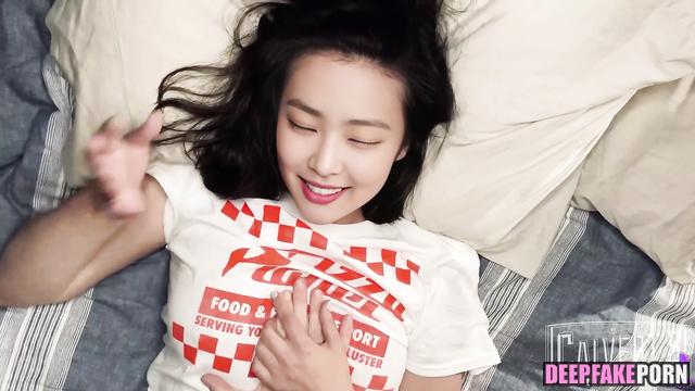 He doing something dirty at the bottom of her belly, ai Jennie 제니 블랙핑크