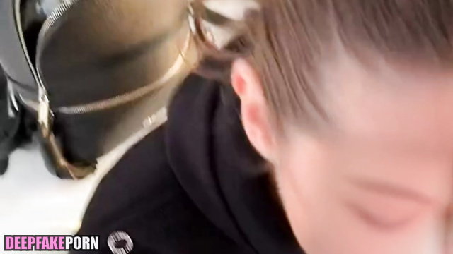 Sexy idol IU sucking dick in public (섹시한 아이돌 아이유 빨다)