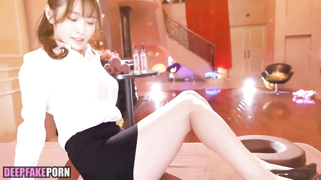 IU 이지은 Lee Ji Eun 은 두 번째로 편안함을 제공합니다.