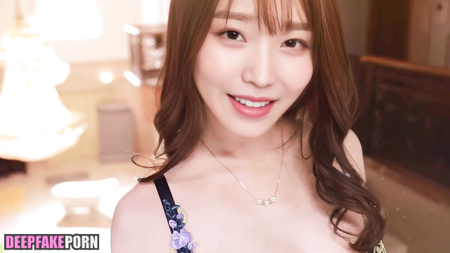 IU 이지은 Lee Ji Eun 은 두 번째로 편안함을 제공합니다.