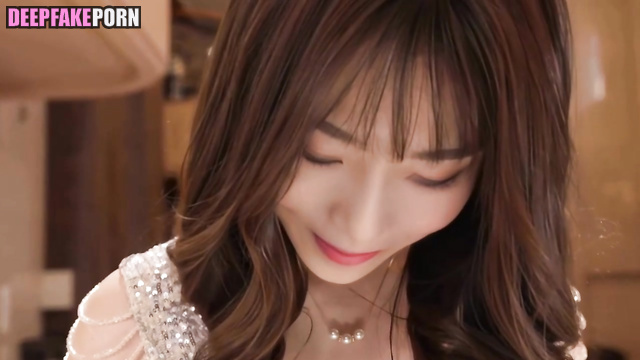 IU 이지은 Lee Ji Eun 은 두 번째로 편안함을 제공합니다.