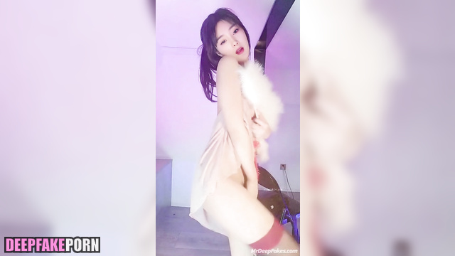 Sexy striptease by naughty fake Yang Mi (智能換臉 杨幂 脱衣舞)